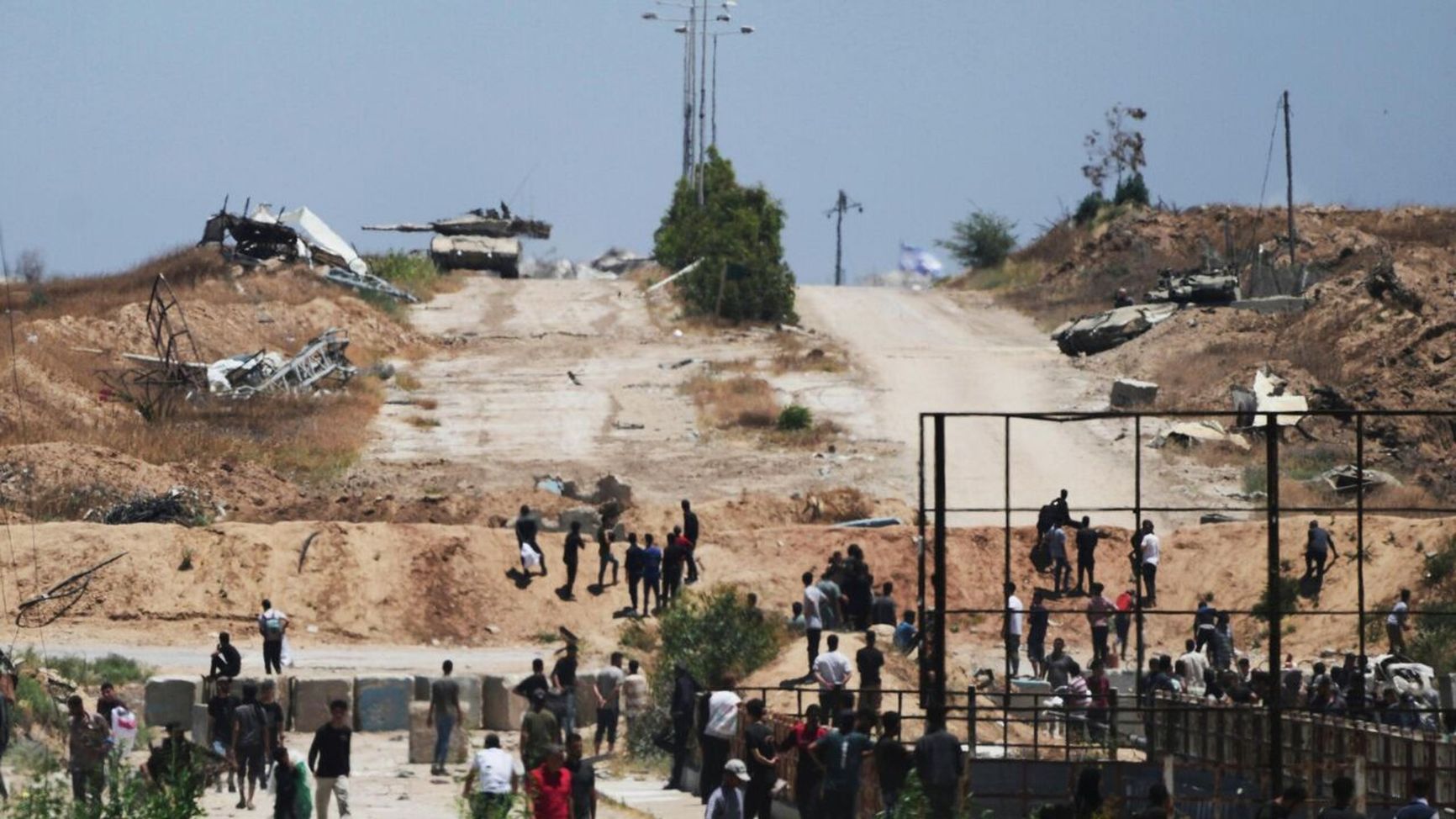 An IDF tank near a humanitarian aid distribution center in Khan Younis